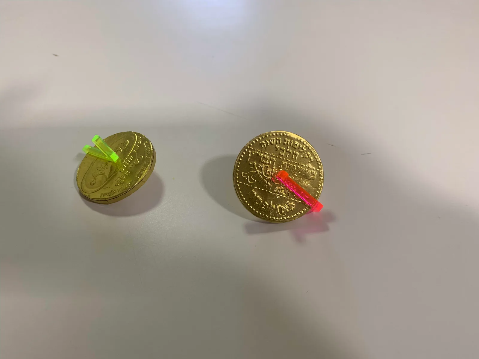 סביבון קטן אוחז מטבע של חנוך בר ניצן
