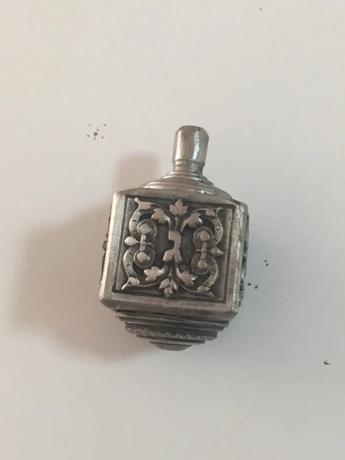 סביבון מתכת אסתר שחף