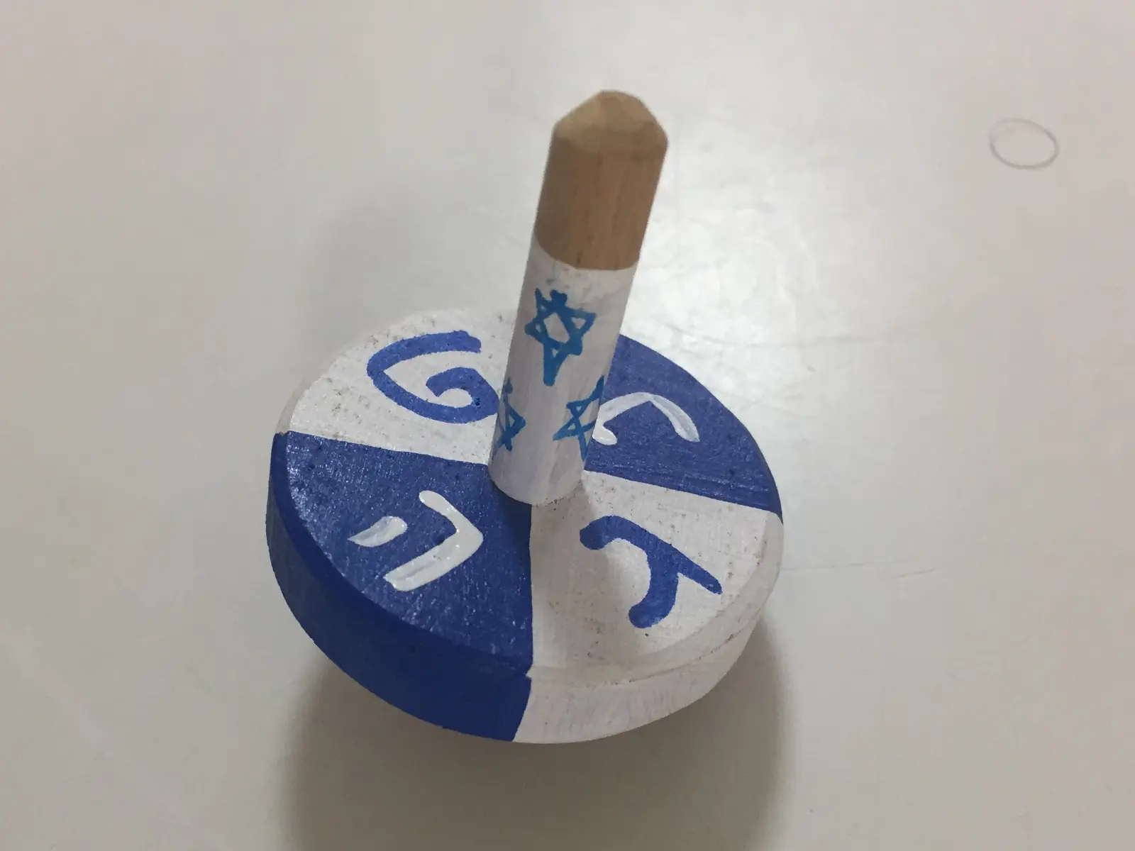 הסביבון כחול לבן  היוצרת לאורה לאסקר