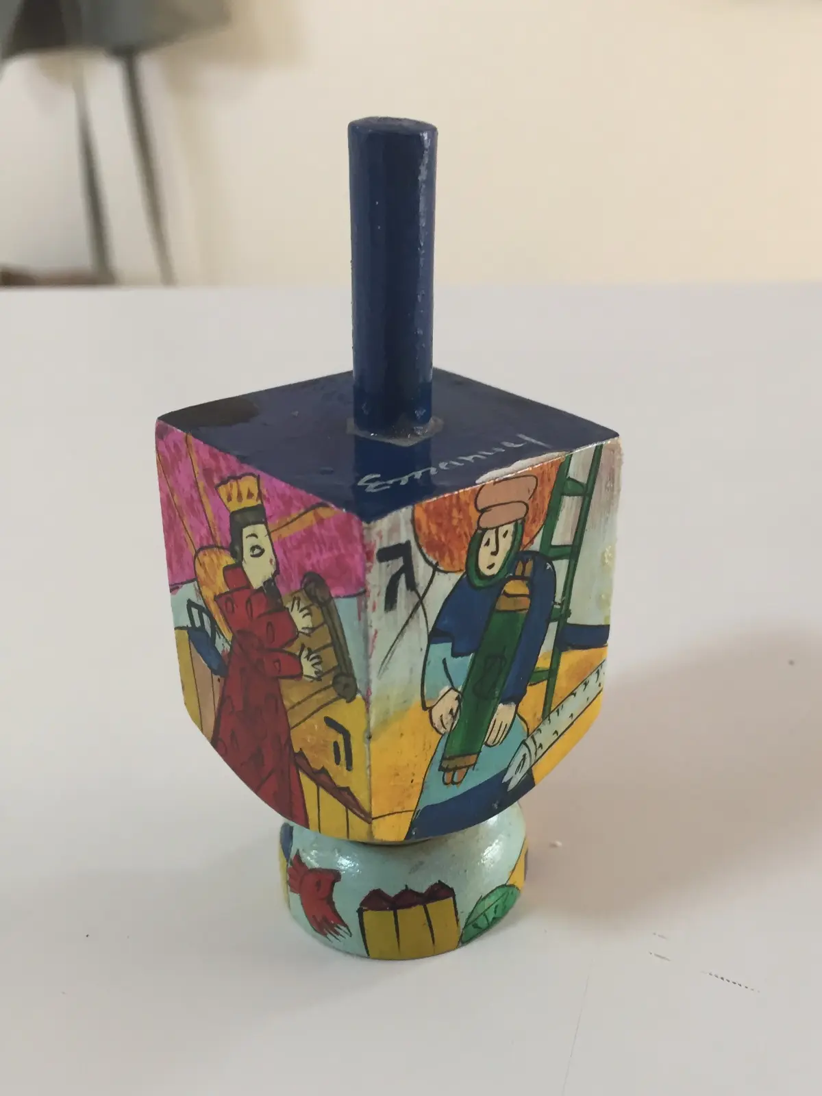 סביבון עם דמויות וחיות יאיר עימנואל