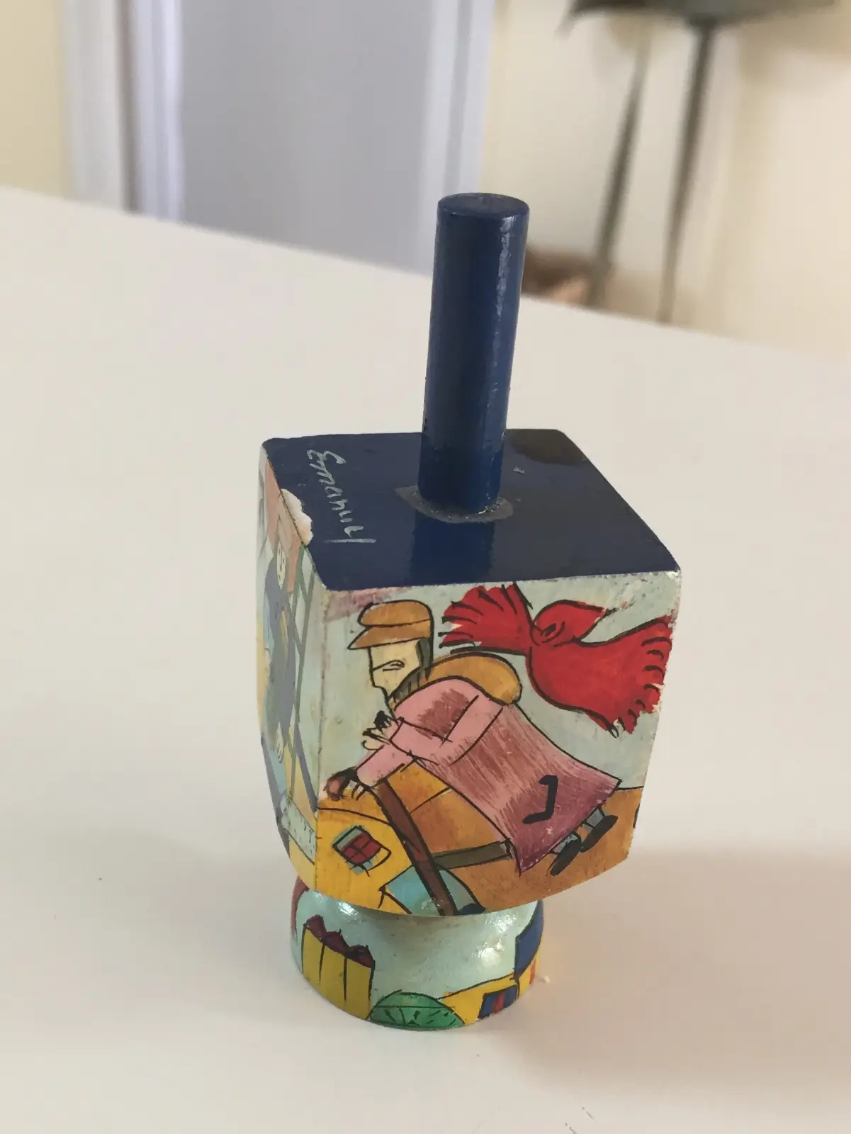 סביבון עם דמויות וחיות יאיר עימנואל