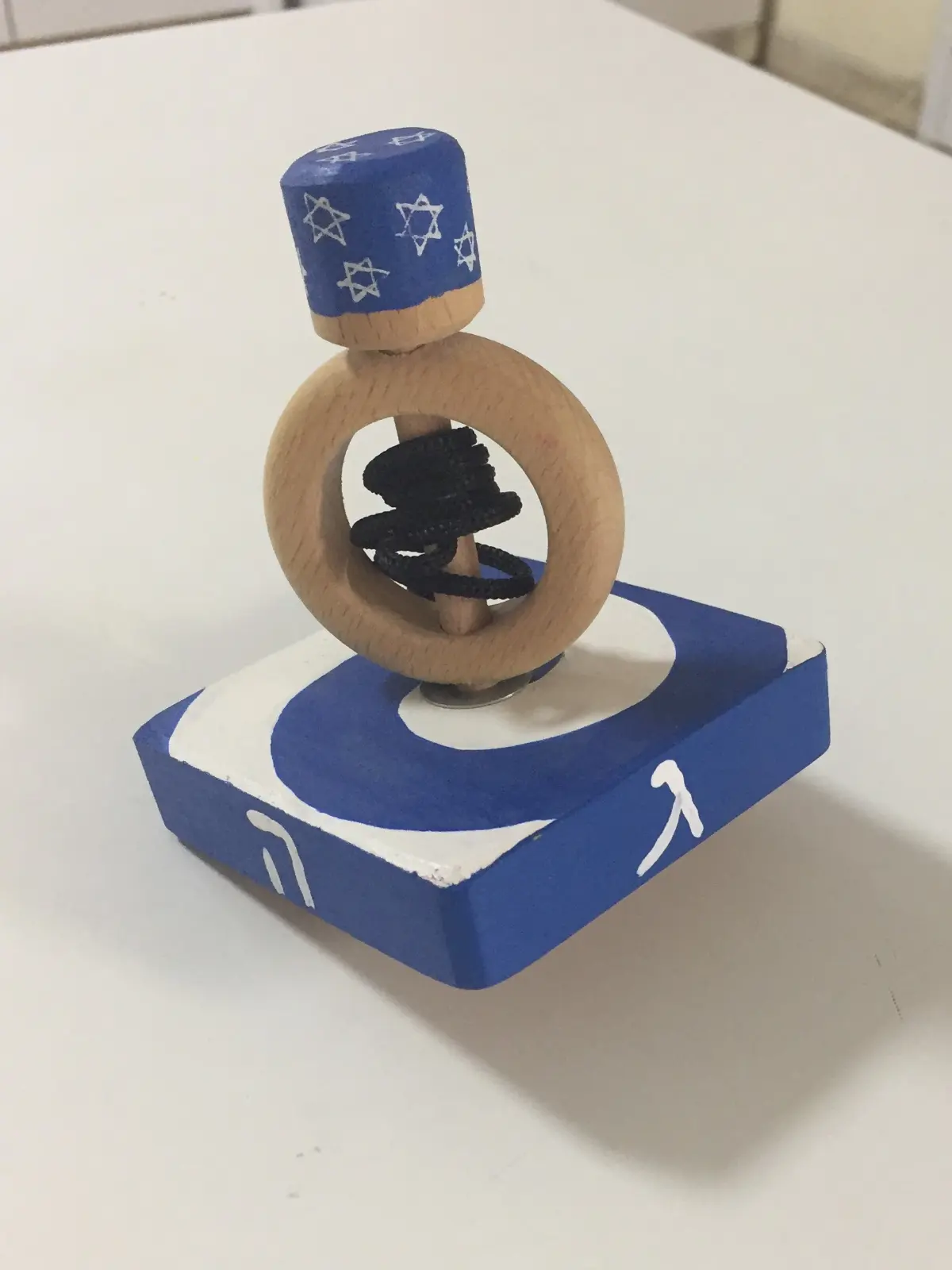 הסביבון עם משלח היוצרת לאורה לאסקר