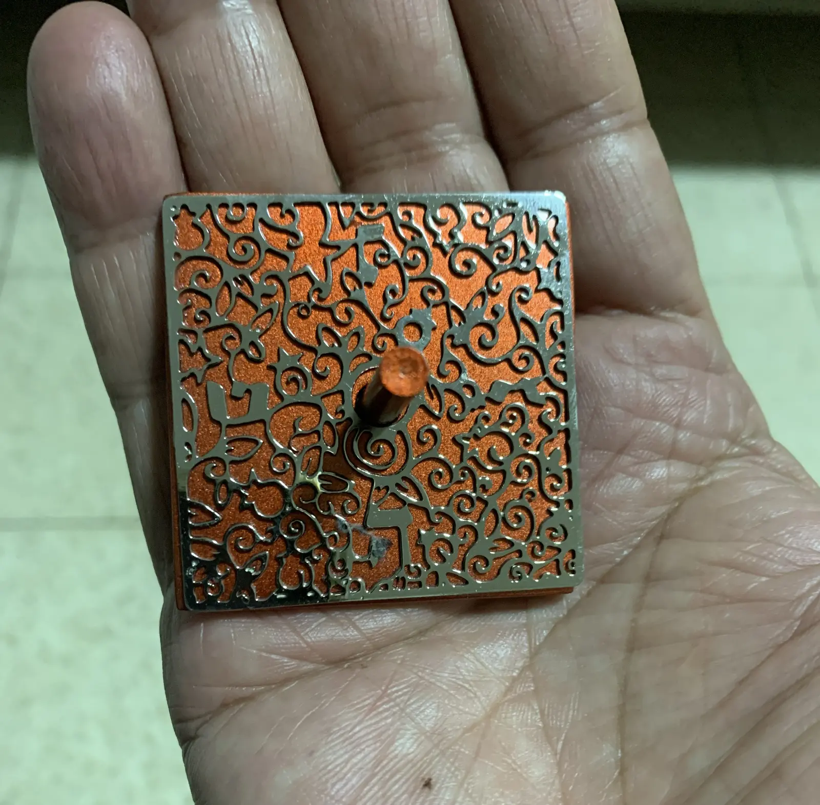 סביבון מתכת ריבועי יאיר עימנואל