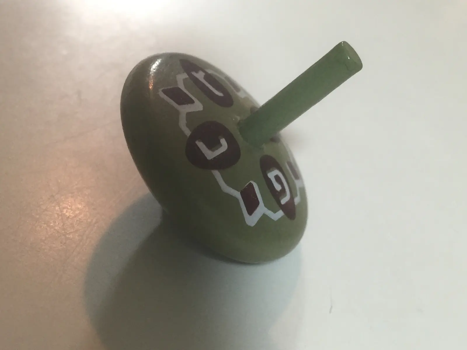 סביבון עץ ירוק של ארט יודאיקה