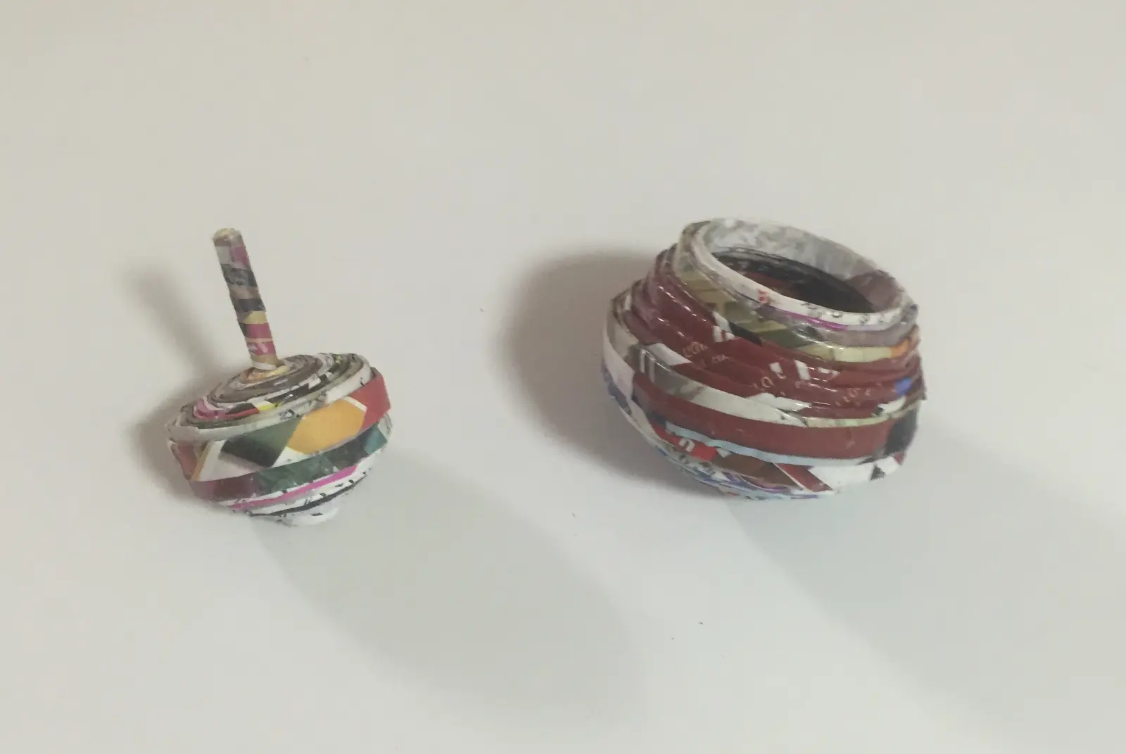 סביבון קטן בתוך קופסה סביבון גדול  מנייר ממוחזר של עליזה אברהם