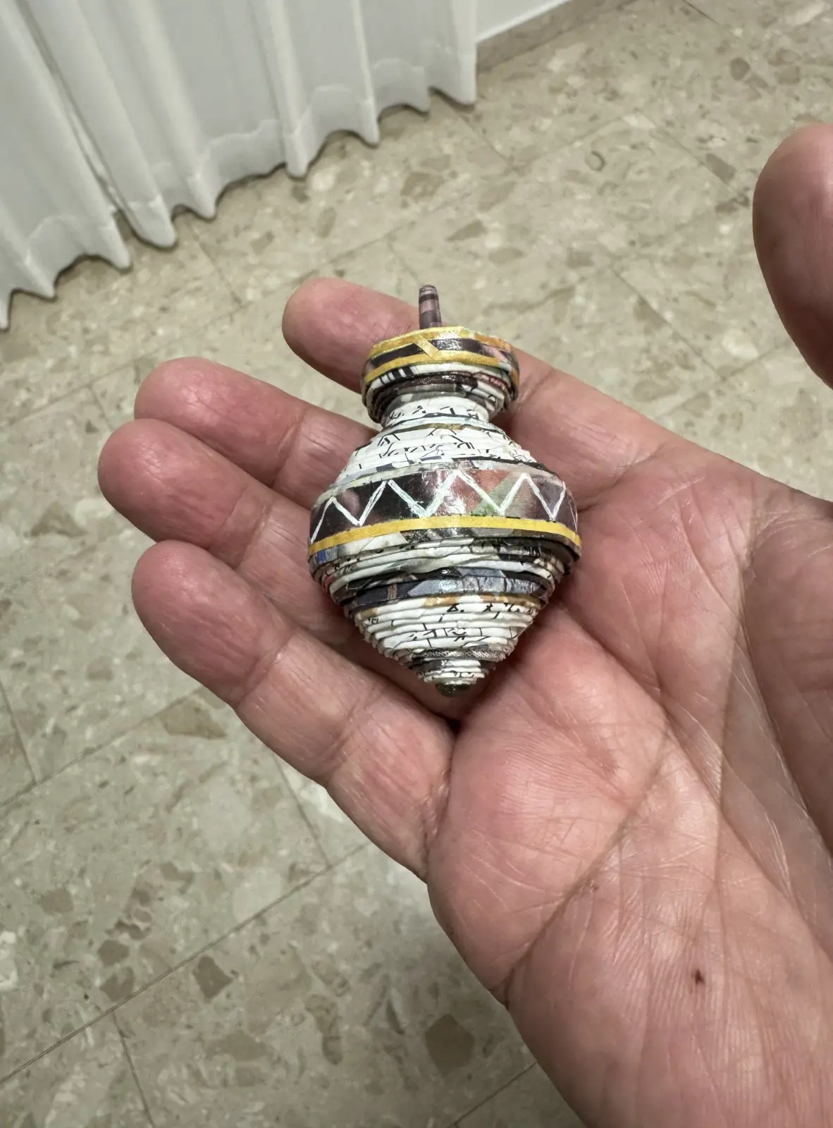 סביבון כד מנייר ממוחזר של עליזה אברהם