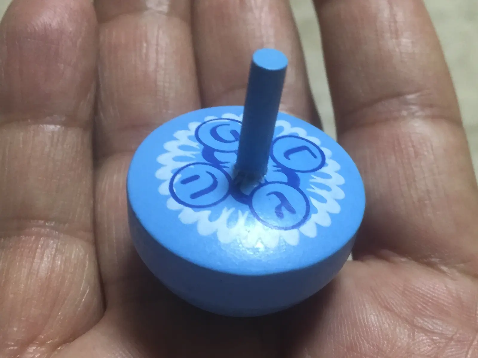 סביבון עץ תכלת של ארט יודאיקה