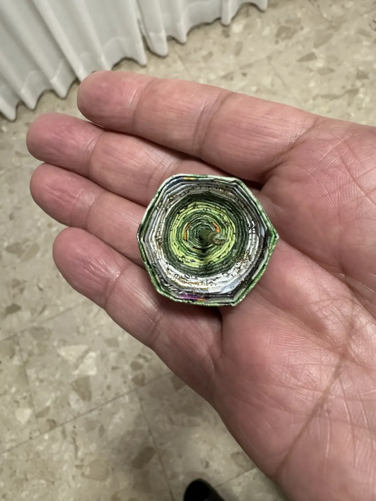 סביבון משושה מנייר ממוחזר של עליזה אברהם