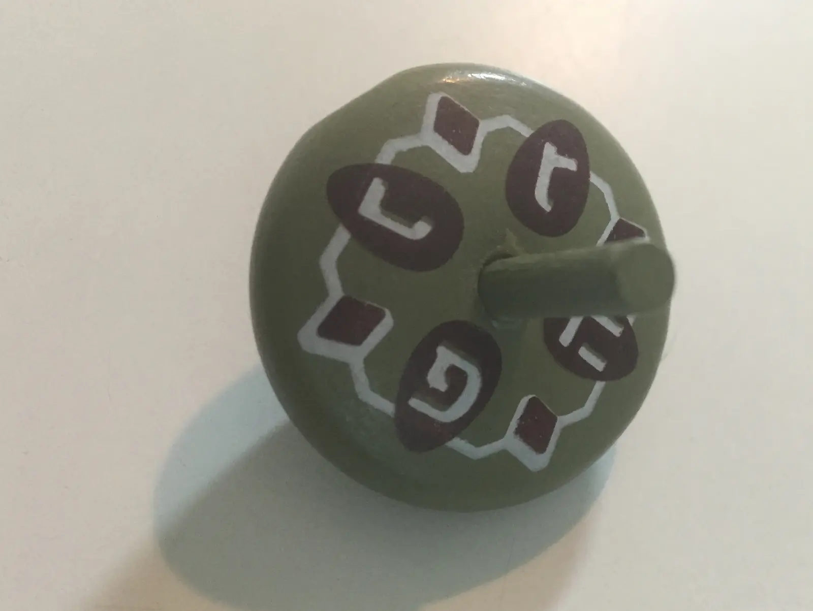 סביבון עץ ירוק של ארט יודאיקה