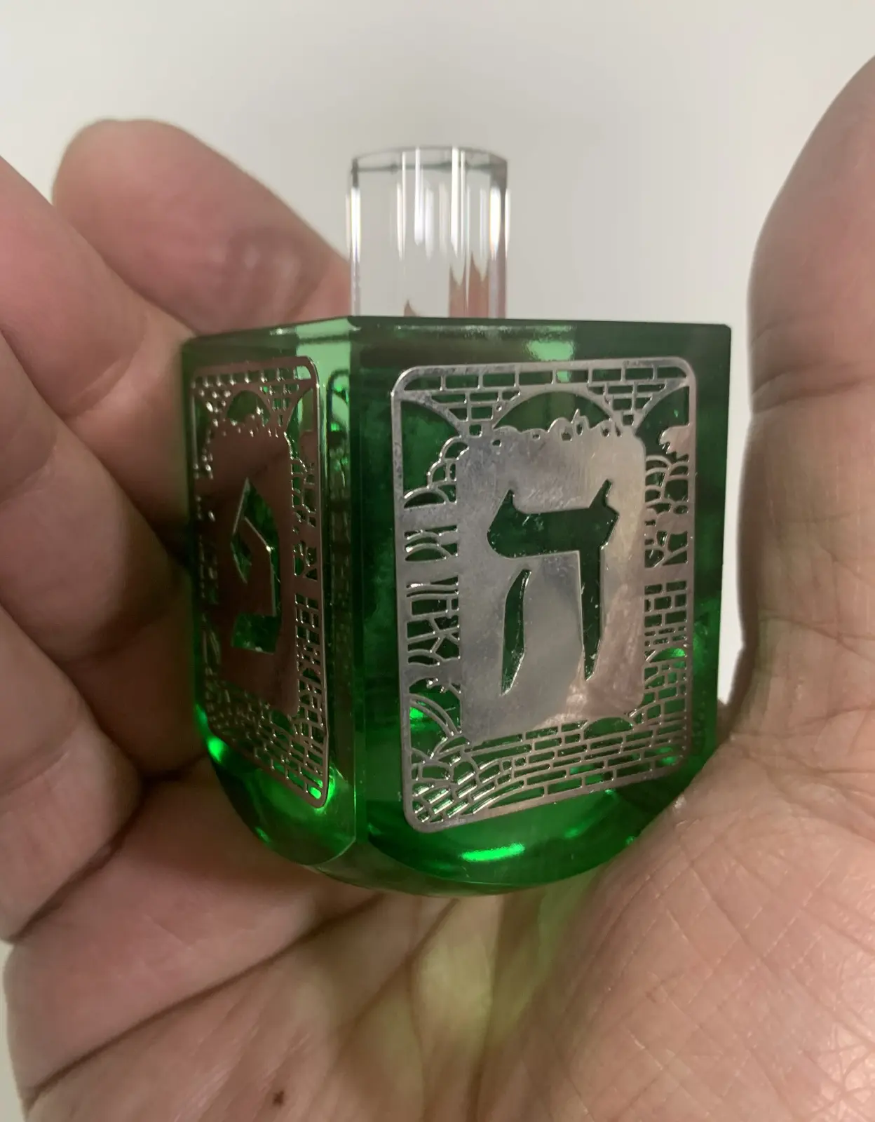 סביבון קריסטל גוון ירוק של חברת חושן מתנה מאחי גיל