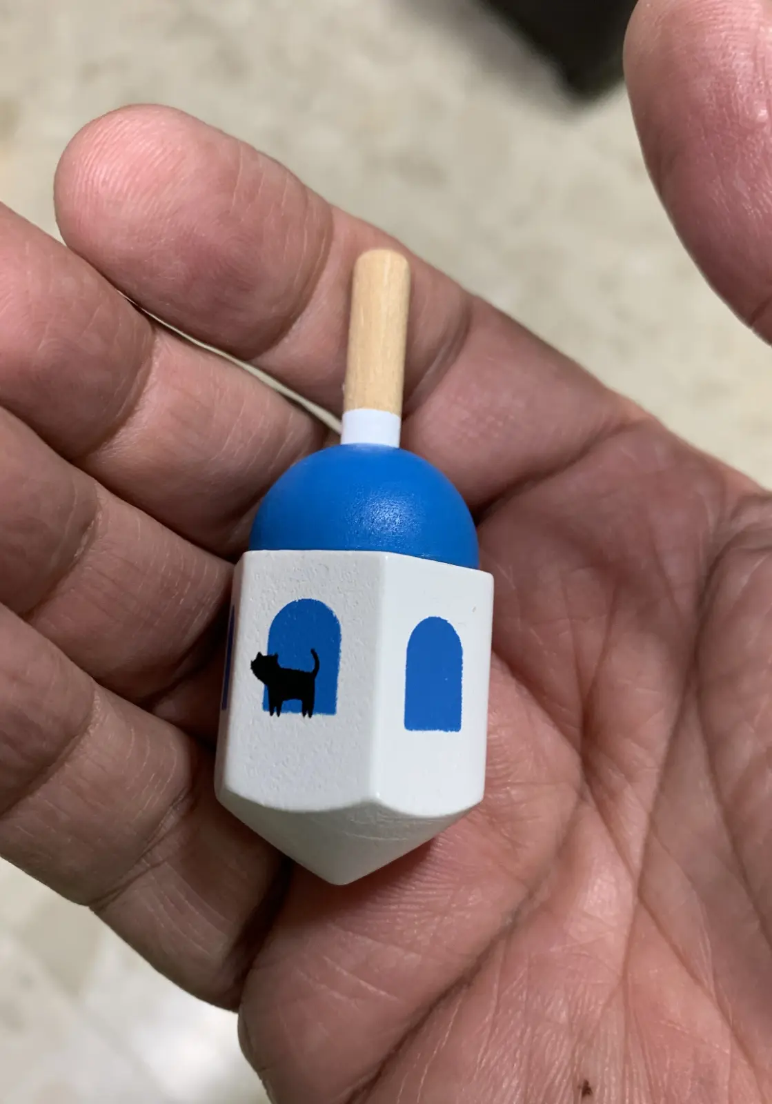 סביבון קפלה יוונית  של חברת סבורה מעץ מתנה מהאספנית עפרה טיבר