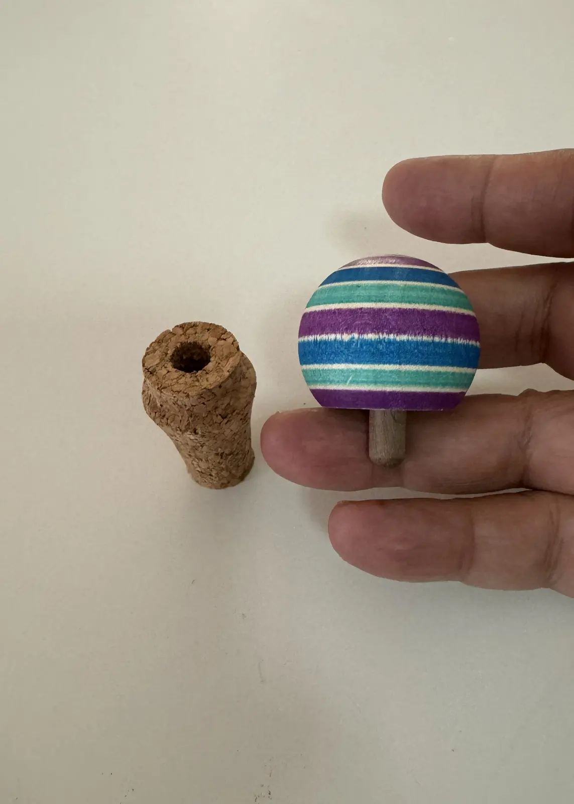 סביבון מתהפך שהוא גם פקק לבקבוק יין