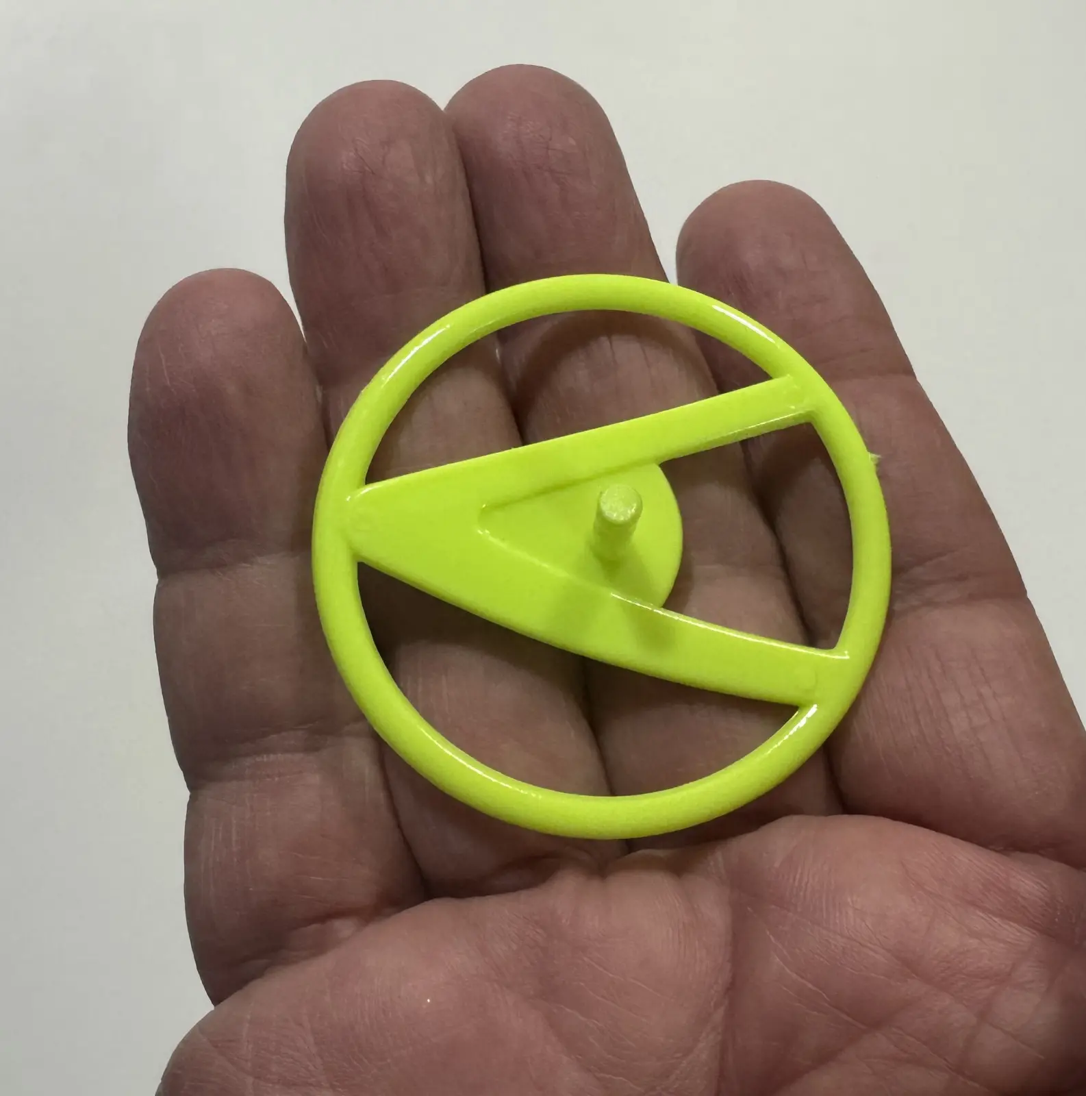 סביבון פלסטיק ממדפסת 3D סמל מכונית לקסוס