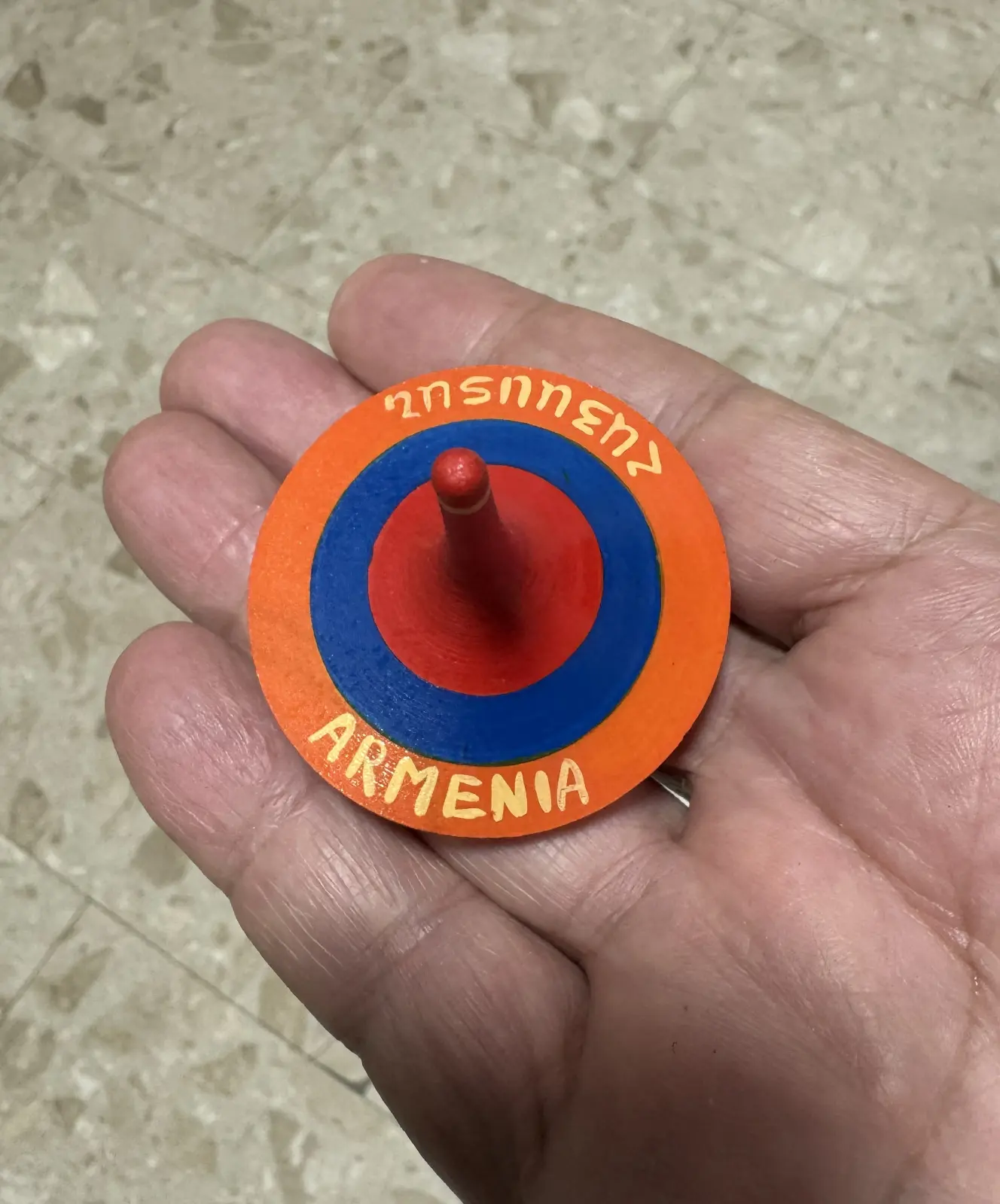 סביבון עץ ארמני עם צבעי הדגל