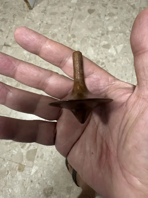 סביבון ארמני מעץ אגוז