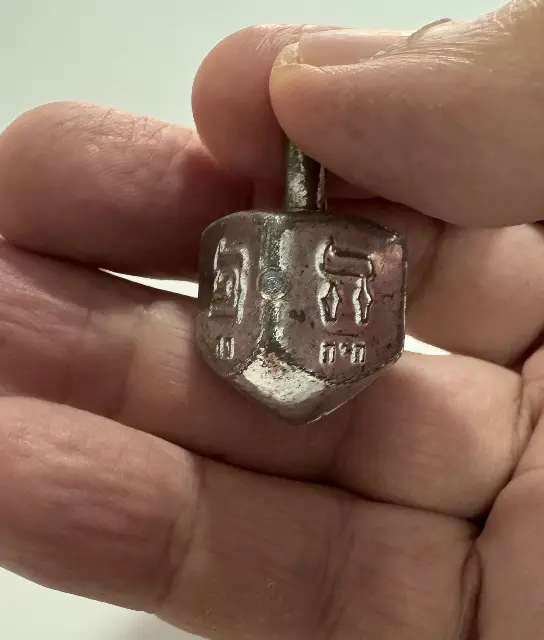 סביבון חנוכה פלסטיק מוכסף  משנות ה-50-60