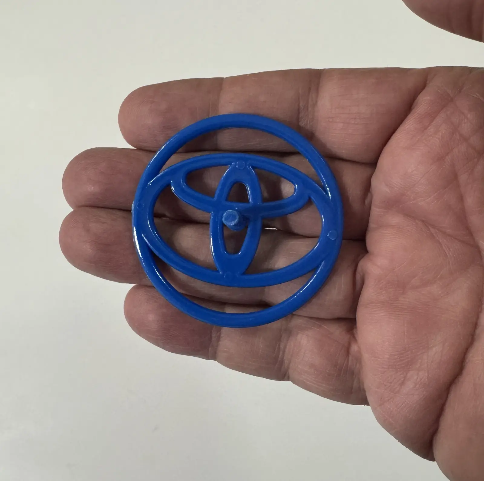 סביבון פלסטיק ממדפסת 3D סמל מכונית טויוטה