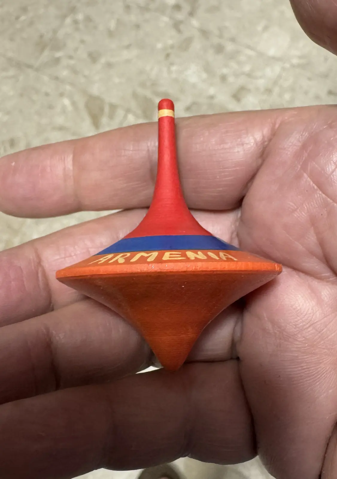 סביבון עץ ארמני עם צבעי הדגל