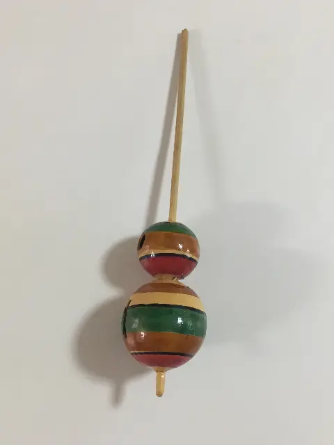 סביבון מדלעת מיובשת המסובב עם כפות הידים  מאינדונזיה