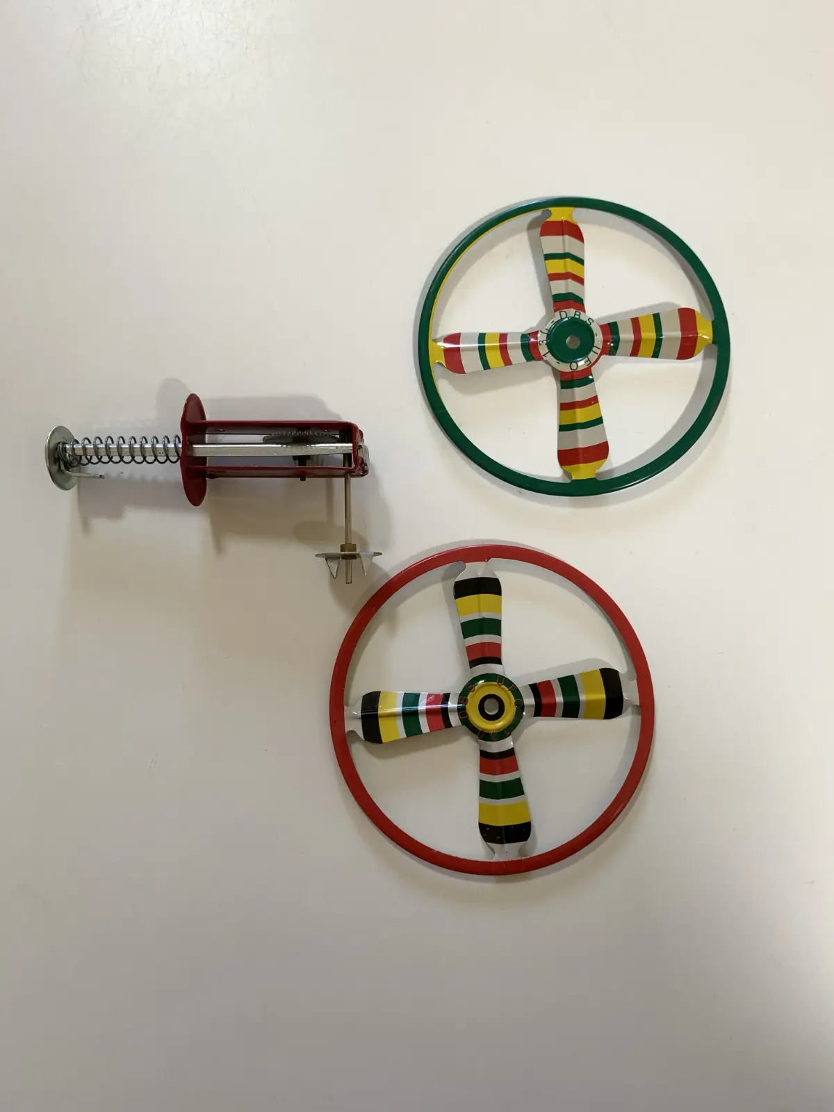 צלחת מעופפת (UFO) העשויה מפח