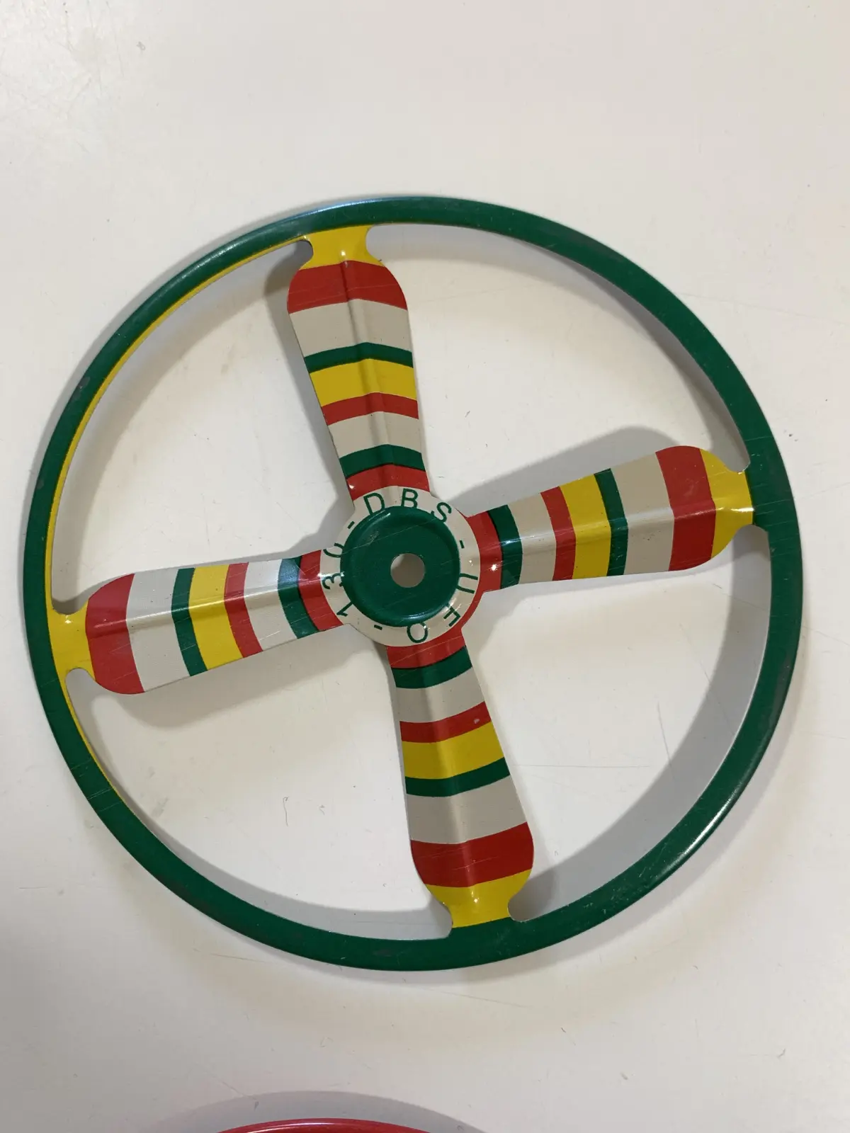 צלחת מעופפת (UFO) העשויה מפח