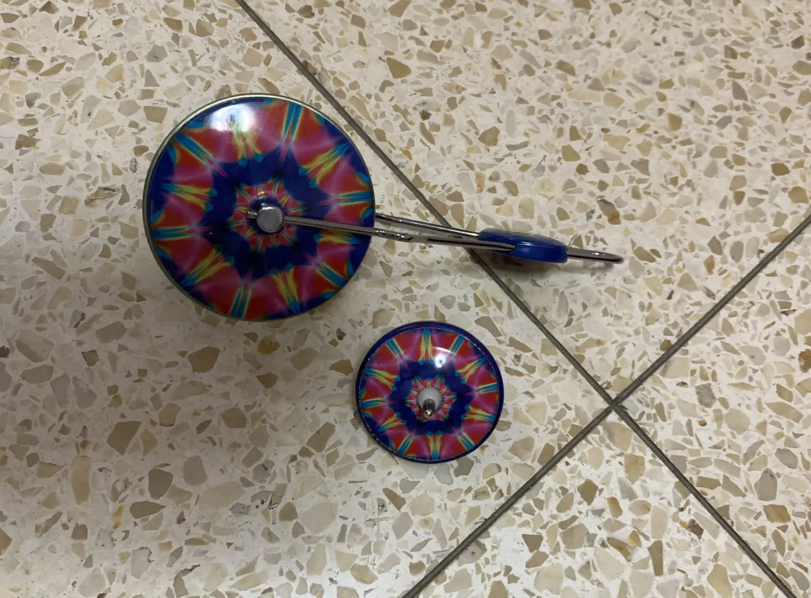 סביבון מגנטי המסתובב סביב מעגל גדול יותר Jippi