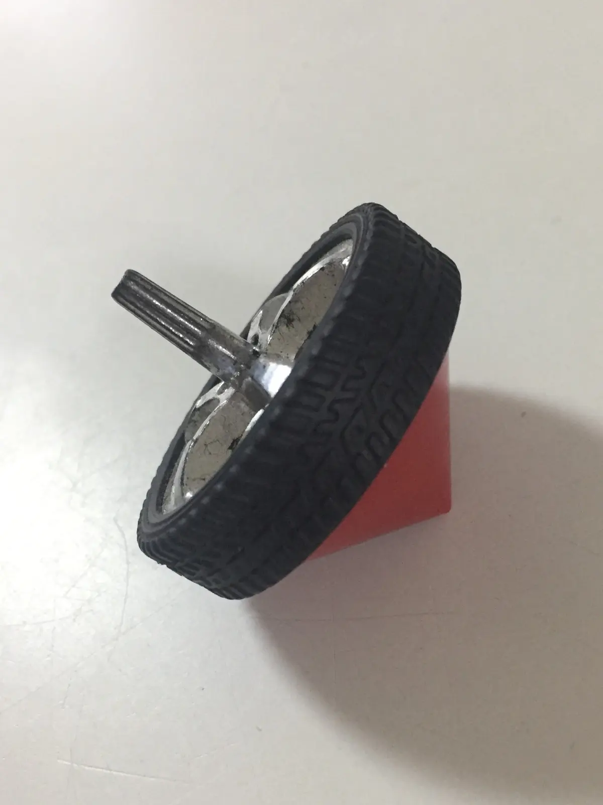 סביבון העשוי ממגלגל של רכב צעצוע,  סינגפור