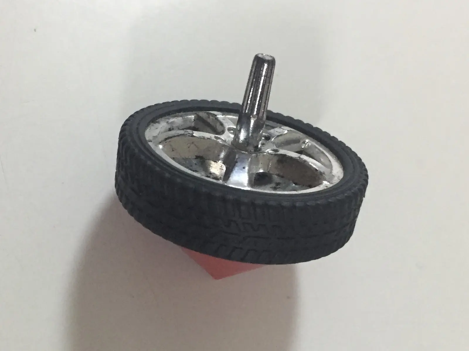 סביבון העשוי ממגלגל של רכב צעצוע,  סינגפור