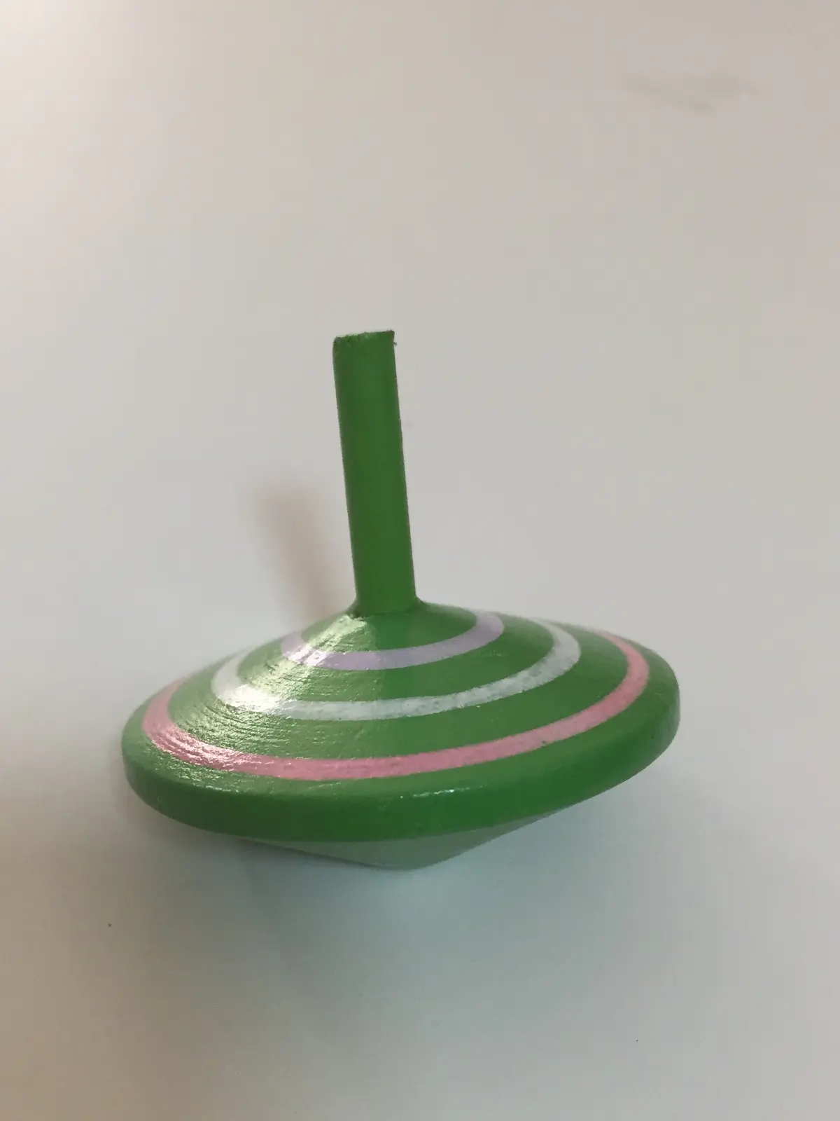 סביבון ירוק עם עיגולים לבנים וורודים,  הונגריה