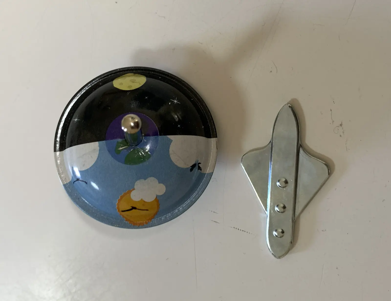 סביבון LUNA מגנטי עם חללית שרכשתי ומסתובב  כמו סביבון הנחש