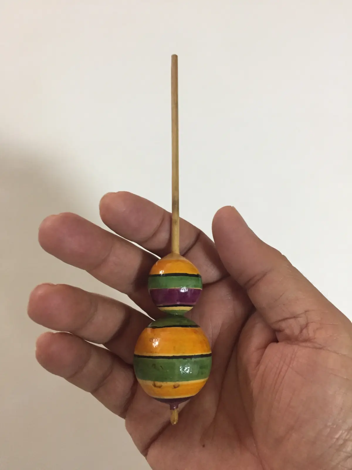 סביבון מדלעת מיובשת המסובב עם כפות הידים  מאינדונזיה