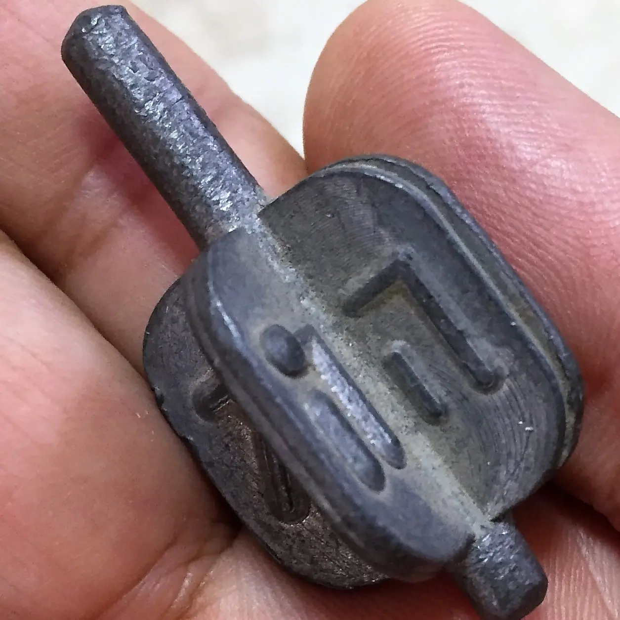 סביבון מכונף מעופרת עם כיתוב נס גדול הייה פה