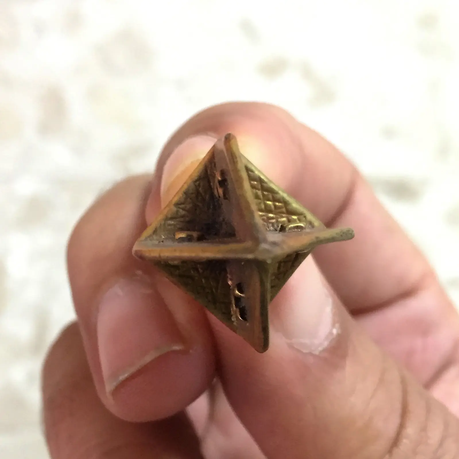 סביבון מכונף מפליז עם כיתוב נס גדול הייה שם