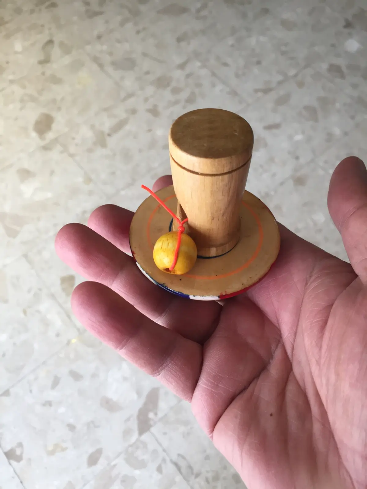 סביבון עם משגר ודגל תאילנד