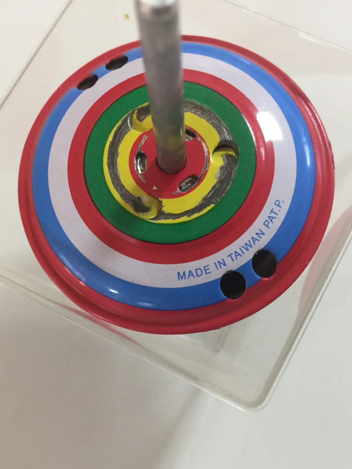סביבון מפח עם קצה קפיצי ומשגר צהוב קפיצי