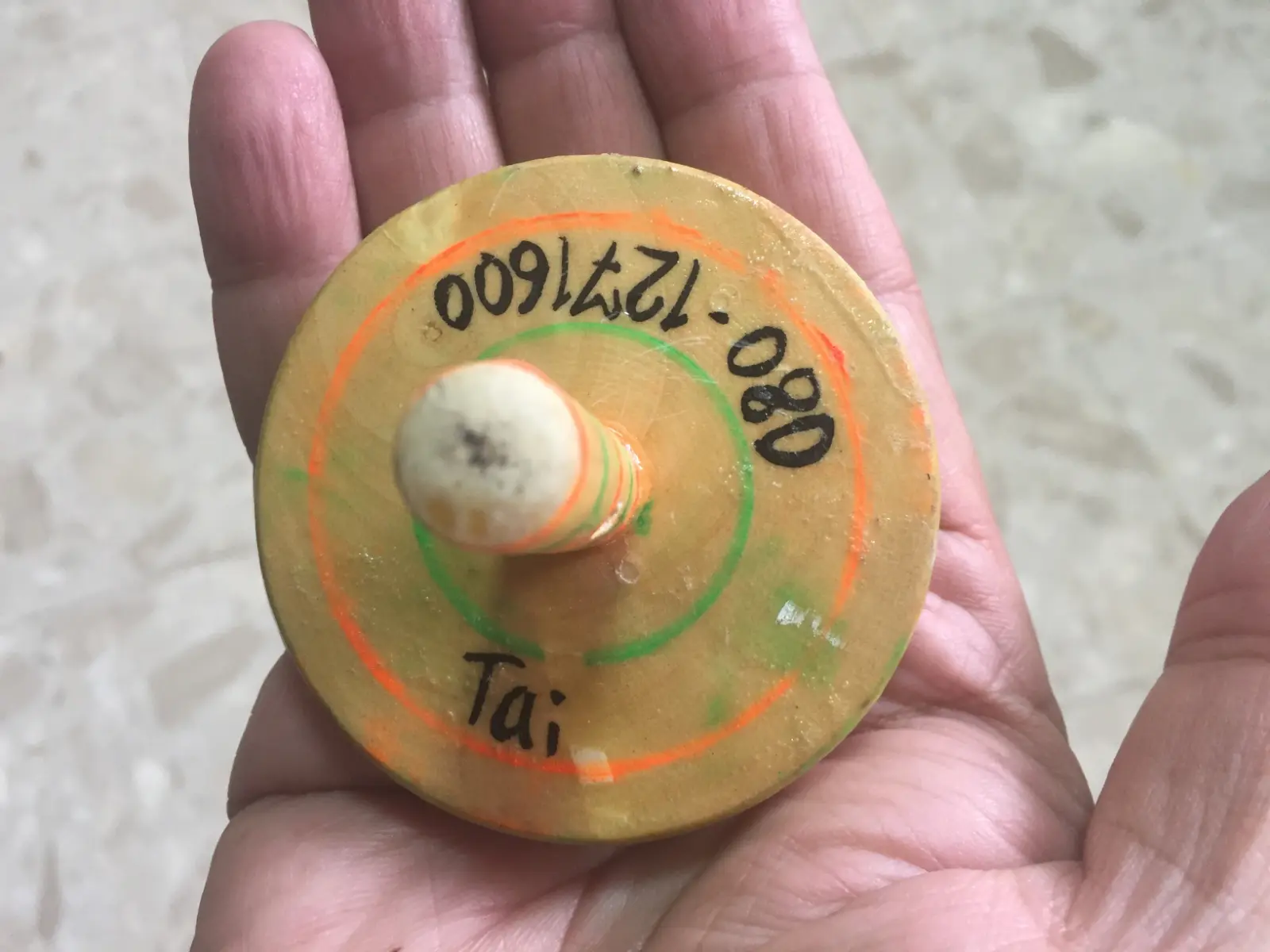 סביבון עם משגר וציור פיל מתרחץ מתאילנד