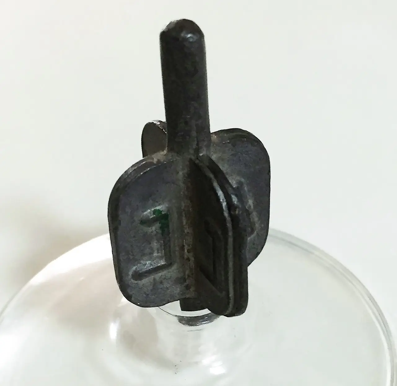 סביבון מכונף מעופרת עם כיתוב נס גדול הייה פה