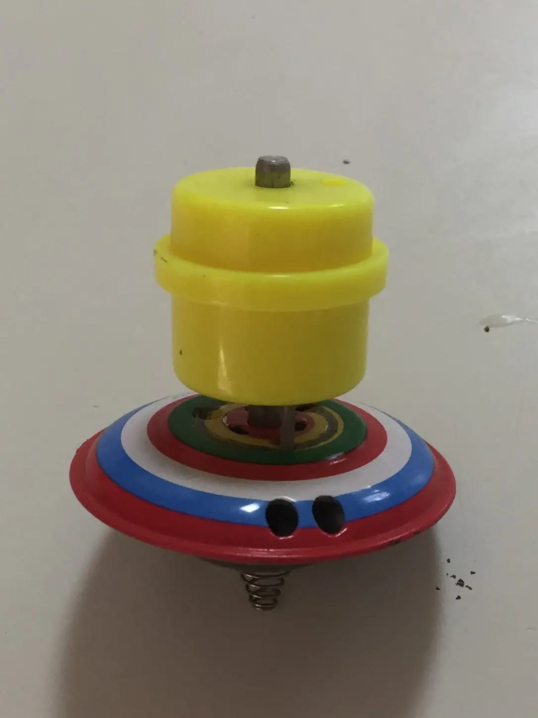 סביבון מפח עם קצה קפיצי ומשגר צהוב קפיצי
