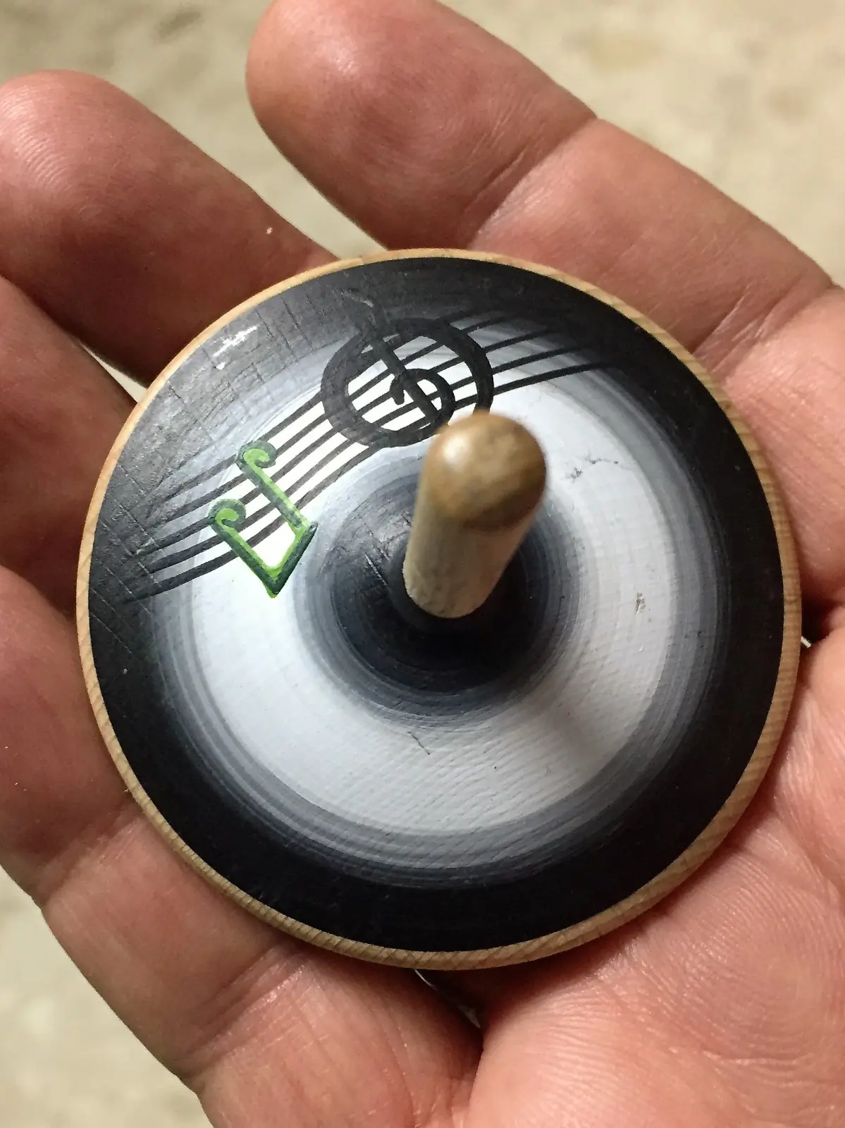 סביבון עם תוי מוזיקה מיוצר ביוון