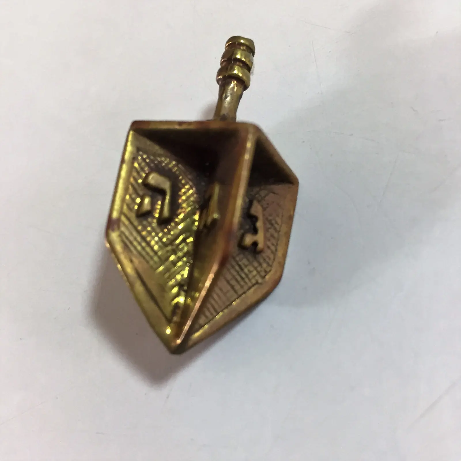 סביבון מכונף מפליז עם כיתוב נס גדול הייה שם