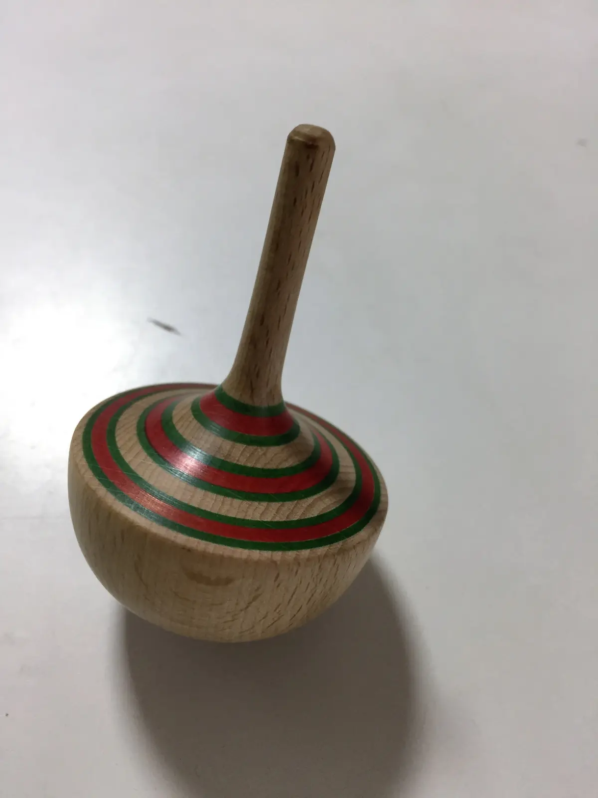 סביבון עם עיגולים אדומים מיוצר ביוון