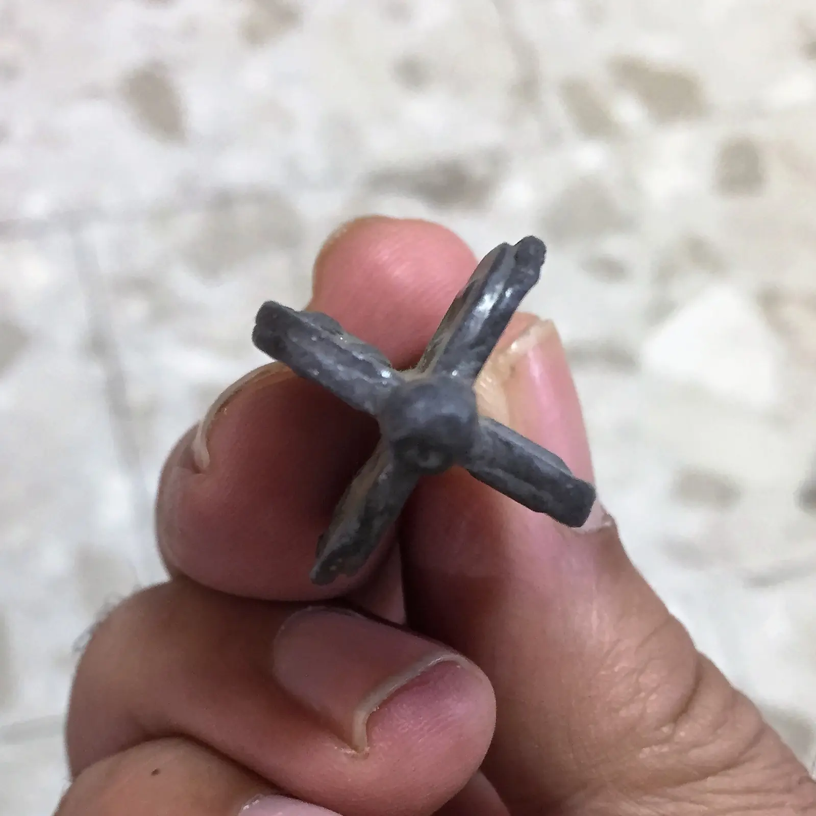 סביבון מכונף מעופרת עם כיתוב נס גדול הייה פה