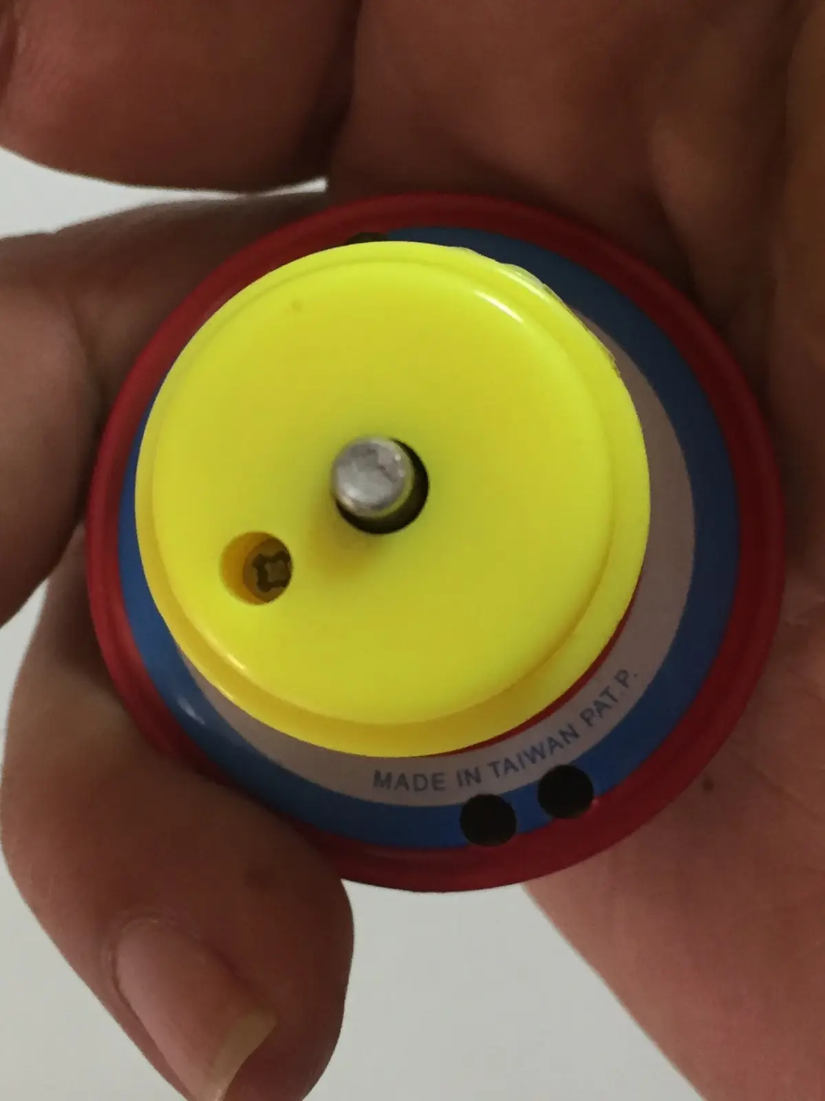 סביבון מפח עם קצה קפיצי ומשגר צהוב קפיצי