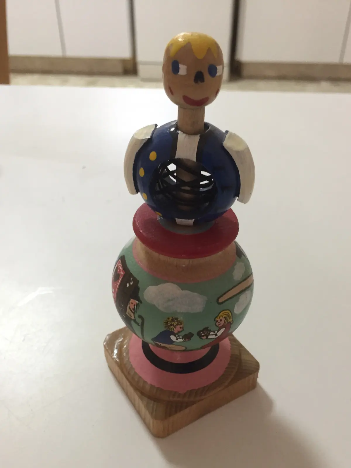 סביבון מצויר  עם טבעת משגר  וחוט מצ'כיה פראג