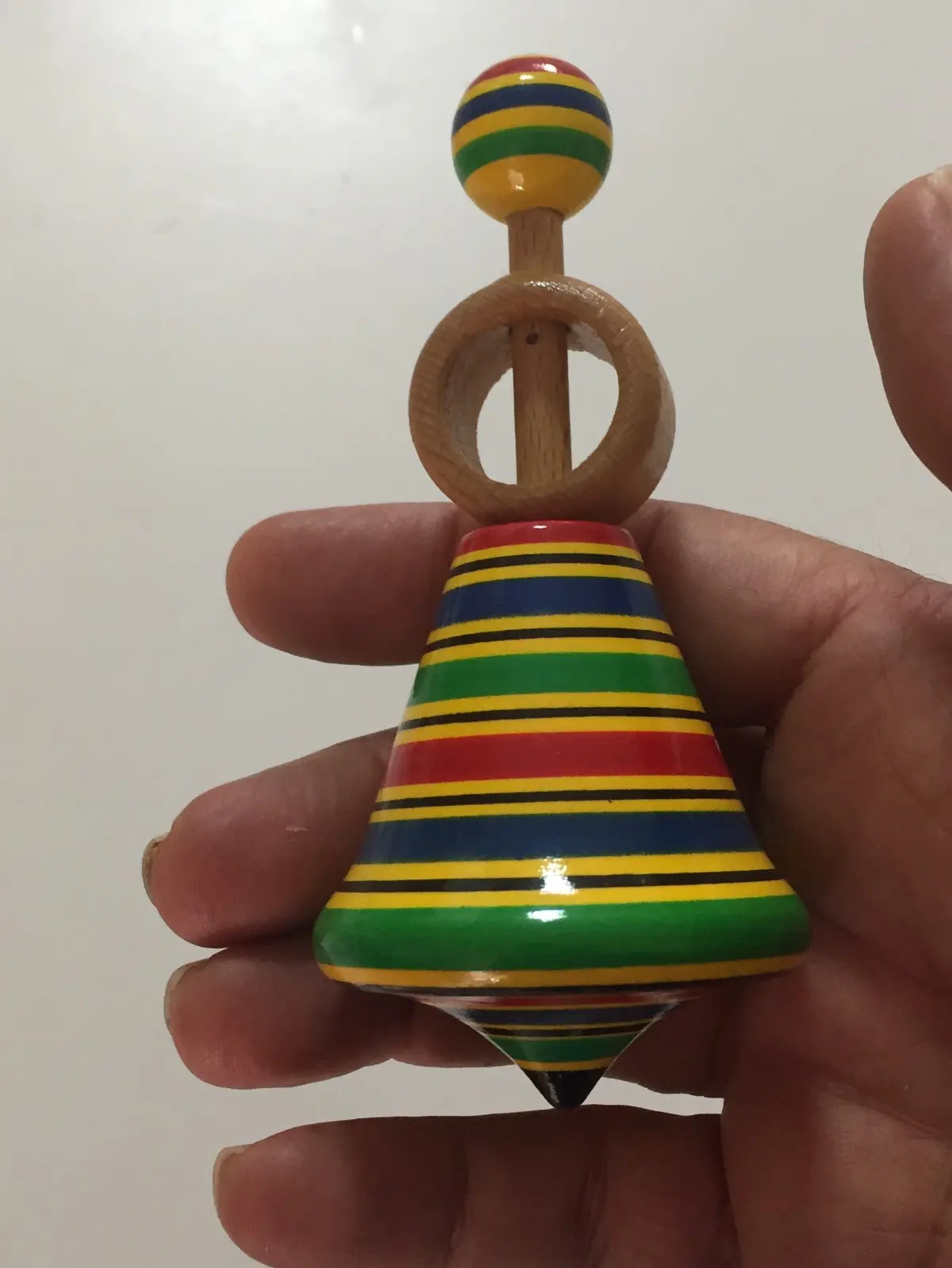 סביבון בטבעות צבעוניות אדום צהוב כחול וירוק   עם טבעת משגר וחוט מצ'כיה פראג