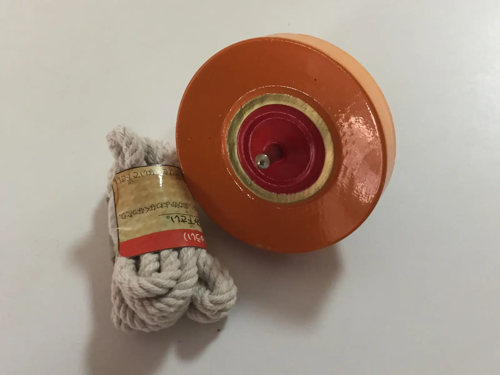 סביבון קומה כתומה עם חוט לסיבוב מיפן