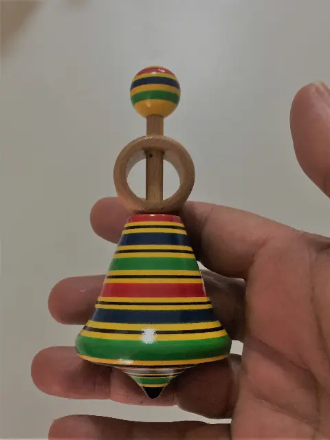 סביבון בטבעות צבעוניות אדום צהוב כחול וירוק   עם טבעת משגר וחוט מצ'כיה פראג