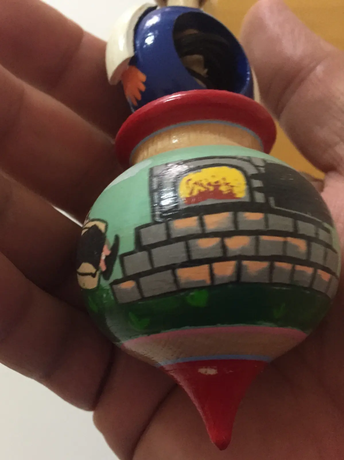 סביבון מצויר  עם טבעת משגר  וחוט מצ'כיה פראג