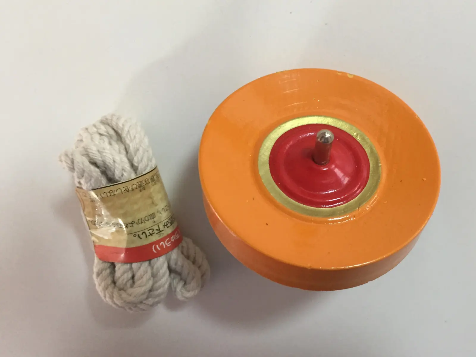 סביבון קומה כתומה עם חוט לסיבוב מיפן