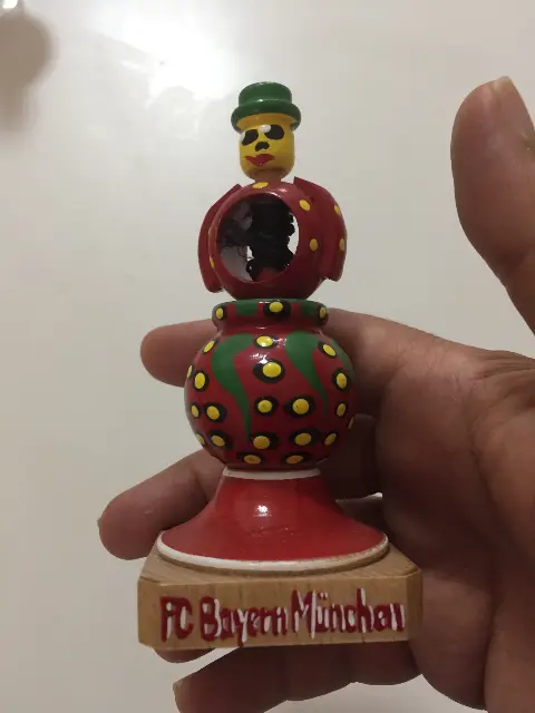 סביבון מצויר  איש עם טבעת משגר  וחוט בתחתית כתוב "FC Bayern München"